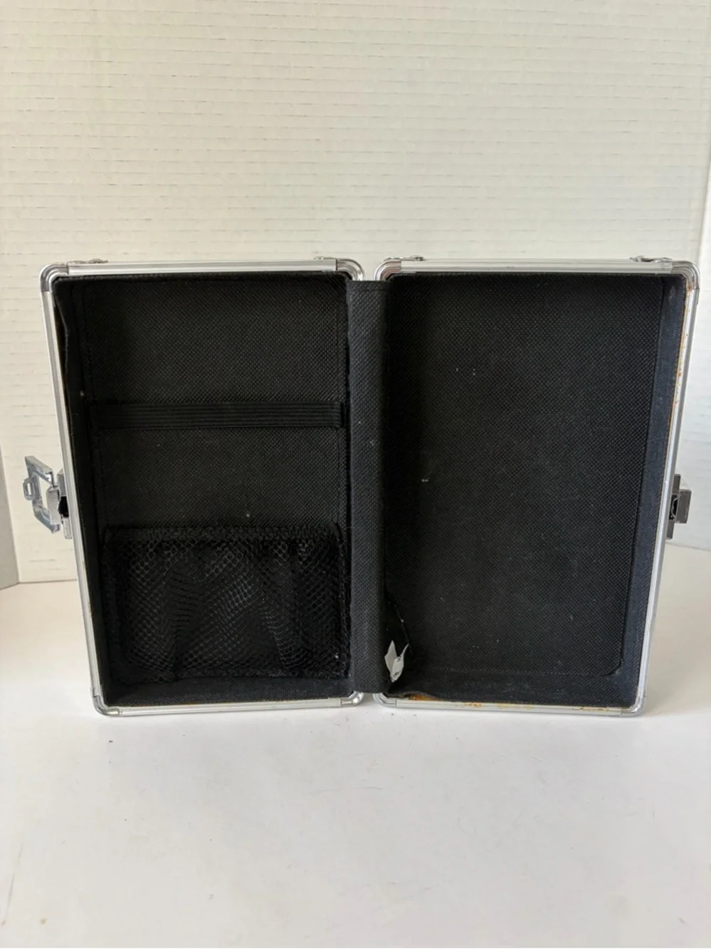 Vaultz‎ skull pencil box